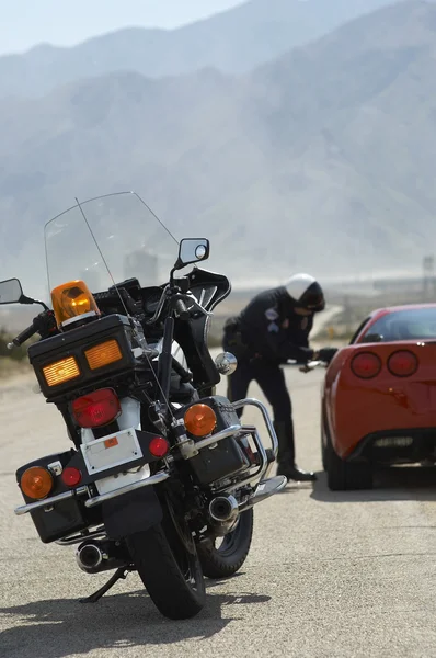 Мотоцикл на дороге — стоковое фото