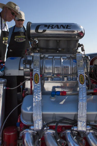 Механика, глядя на гоночный автомобиль двигатель в мире скорости на bonneville соль — стоковое фото