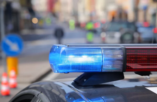 Синий мигающий сирены полицейских автомобилей в ходе контрольно-пропускной пункт — стоковое фото