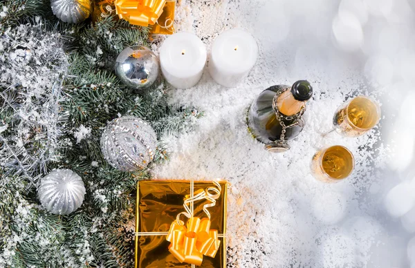 Шампанское и подарки в снежном Рождественский Натюрморт — стоковое фото