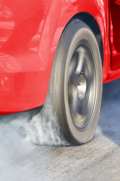 Дрэг-рейсинг автомобиль горит резина покинуть его шины — стоковое фото