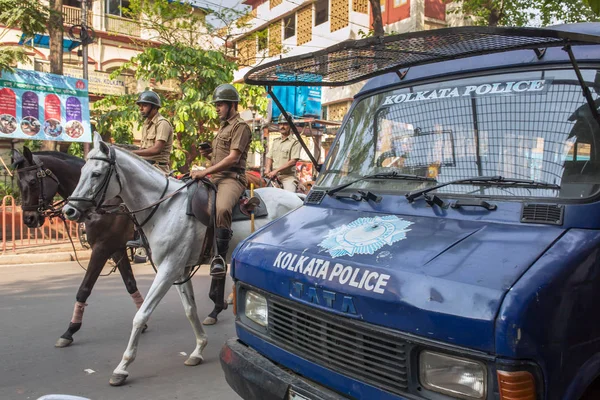 Калькутта Индия Апреля 2017 Конная Полиция Лошадь Патрулирование Улиц Центре — стоковое фото