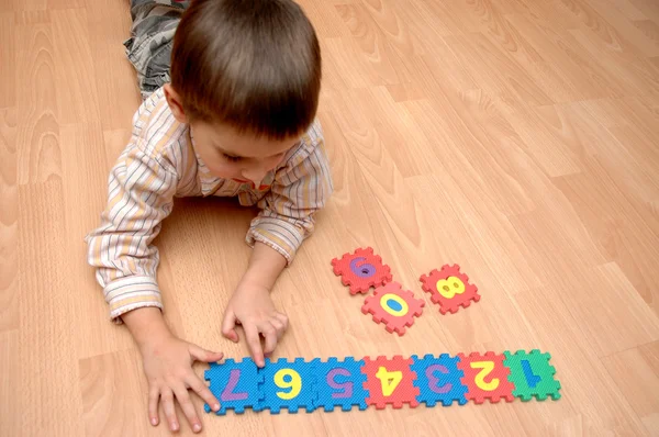 Ребенок, игра с числами — стоковое фото