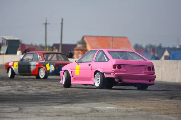 Дрейф автомобиль розовый гонки на треке — стоковое фото