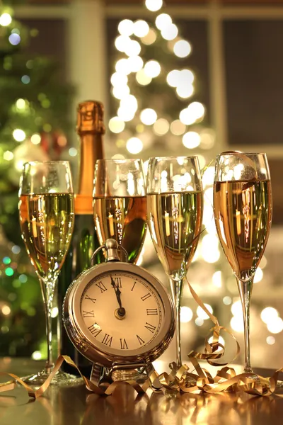 Четыре бокала шампанского, готовы на новый год — стоковое фото