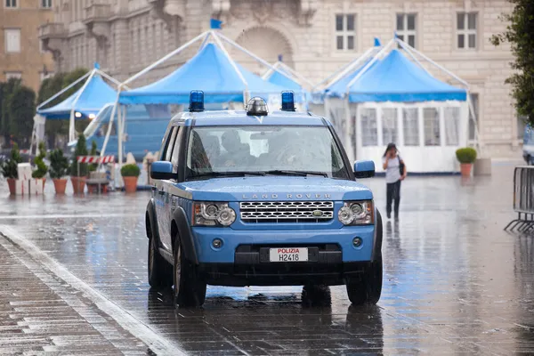 Итальянская полиция автомобиль под дождем — стоковое фото